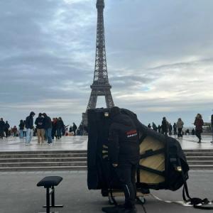 Piano devant la Tour Eiffel