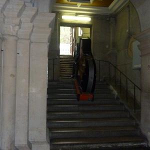 porter un piano dans un escalier