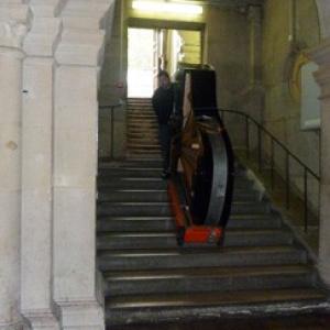 piano tiré dans un escalier