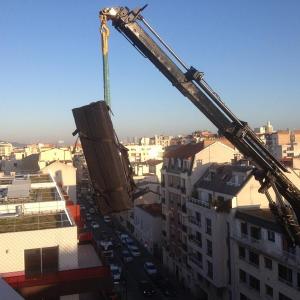 piano soulevé à la grue