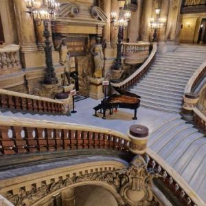 Piano dans le hall
