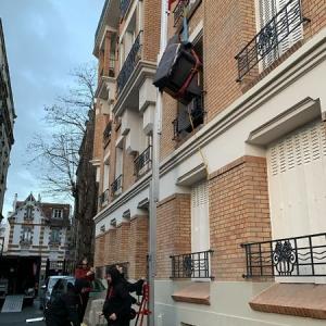 piano par la fenêtre
