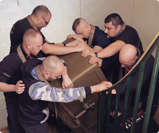 Equipe de porteur d'objet lourd
