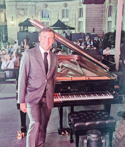 Macron piano